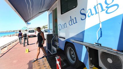 &nbsp; (De nombreux camions de don du sang sillonneront les lieux de vacances, comme ici à Nice © MaxPPP)