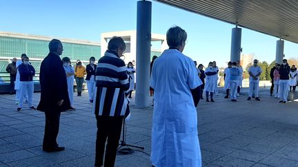 Plusieurs minutes de silence ont été respectées à midi devant&nbsp;l'hôpital de Compiègne en hommage au médecin décédé du coronavirus, lundi 23 mars 2020 . (VALENTIN DUNATE / RADIO FRANCE)