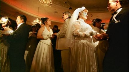 Mariages latino-américains dans la communauté hispanique, le 14 février 1998 à Hollywood, en Californie (AFP / Hector Mata)