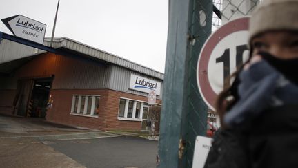 Devant l'usine Lubrizol de Rouen, le 22 janvier 2013. (CHARLY TRIBALLEAU / AFP)