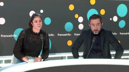 Clawdia Prolongeau (à gauche) et Damien Delseny (à droite) auteurs du podcast "Crime Story", le 14 décembre 2023. (FRANCEINFO / RADIO FRANCE)