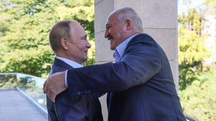 Le président russe Vladimir Poutine et son homologue biélorusse Alexandre Loukachenko à Sotchi (Russie), le 26 septembre 2022. (GAVRIIL GRIGOROV / SPUTNIK / AFP)