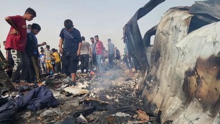 Des Palestiniens dans les décombres à Rafah, le 27 mai 2024. (HANI ALSHAER / AFP)