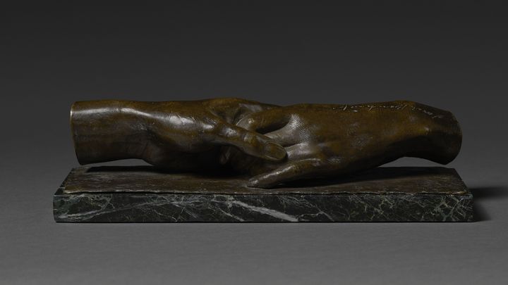 Mains enlacées de Sarah Bernhardt et Louise Abbéma, Vers 1875, bronze, Londres, Daniel Katz Gallery. Sarah Bernhardt et Louise Abbéma ont d'abord fait mouler leurs mains en plâtre, avant de faire tirer ce rare exemplaire en bronze. (© Daniel Katz Gallery)