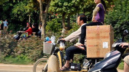 d’un marché spécialisé dans les matériaux de décoration intérieure pour ce couple installé dans la banlieue de Kunming, dans le Yunnan.
 
 (Xu Jingyan)