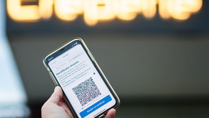 Un pass sanitaire sur un téléphone, le 20 juillet 2021 à Perpignan (Pyrénées-Orientales). (ARNAUD LE VU / HANS LUCAS / AFP)