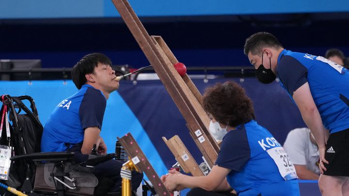 Le parasportif sud-coréen Jeong Howon, médaillé d'or aux Jeux paralympiques de Tokyo, le 4 septembre 2021. (SHOHEI IZUMI / YOMIURI / AFP)