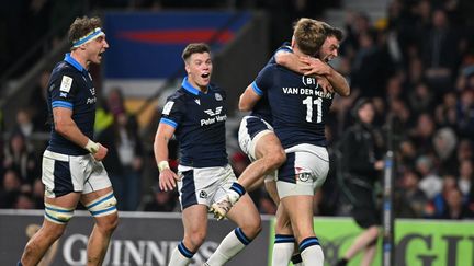 Les Ecossais célèbrent l'essai de Duhan van der Merwe contre l'Angleterre, à Twickenham, le 4 février 2023. (GLYN KIRK / AFP)