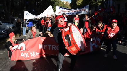 Des manifestants défilent à Marseille (Bouches-du-Rhônes) contre les ordonnances Macron, le 16 novembre 2017. (BORIS HORVAT / AFP)