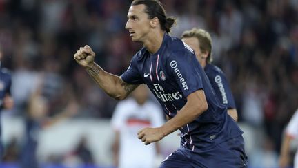 Zlatan Ibrahimovic c&eacute;l&egrave;bre son premier but face &agrave; Lorient le 11 ao&ucirc;t 2012 au Parc des Princes, &agrave; Paris. (KENZO TRIBOUILLARD / AFP)