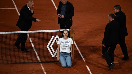 Une jeune femme&nbsp;est entrée sur le court Philippe-Chatrier lors de la demi-finale entre Marin Cilic et Casper Ruud, le 3 juin 2022. (CHRISTOPHE ARCHAMBAULT / AFP)