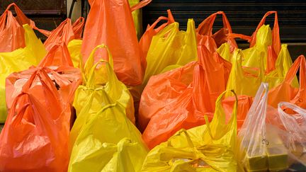 Des sacs en plastique pleins de marchandises au marché de Bangkok (24 septembre 2019). (MLADEN ANTONOV / AFP)