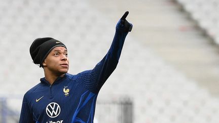 Kylian Mbappé lors de l'entraînement de l'équipe de France à la veille du match contre les Pays-Bas, le 23 mars 2023. (FRANCK FIFE / AFP)