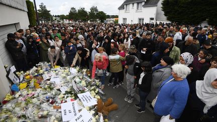 Un millier de personnes participent à la marche blanche en hommage aux deux enfants renversés par un chauffard, le 13 juin 2019 à Lorient (Morbihan). (DAMIEN MEYER / AFP)