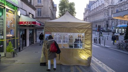 Une pharmacie pratique des tests antigéniques dans une tente posée à l'exterieur, à Paris, le 5 novembre 2020. (NICOLAS PORTNOI / HANS LUCAS / AFP)