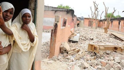 Deux jeunes filles rescapées dans les ruines de leur école attaquée par les islamistes de Boko Haram le 12 Mai 2012 à Maiduguri dans le nord-est du Nigéria. (Photo AFP/Pius Utomi Ekpei)