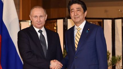 Le président russe Vladimir Poutine et le Premier ministre japonais Shinzo Abe, le 15 décembre 2016, à Nagato, au Japon. (Kazuhiro NOGI / POOL / AFP)