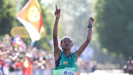 La marathonienne éthiopienne Gotytom Gebreslase&nbsp;lors de sa victoire aux&nbsp;championnats du monde d'athlétisme à Eugene, dans l'Oregon (Etats-Unis), le 18 juillet 2022. (CARMEN MANDATO / GETTY IMAGES NORTH AMERICA / AFP)