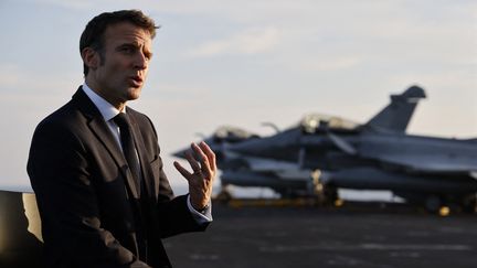 Emmanuel Macron à bord du porte-avions Charles de Gaulle, le 19 décembre 2022. (LUDOVIC MARIN / POOL / AFP)