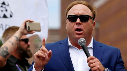 Alex Jones, lors d'un meeting des Républicains, en soutien à Donald Trump, le 18 juillet 2016, à Cleveland (Ohio, Etats-Unis).&nbsp; (LUCAS JACKSON / REUTERS)