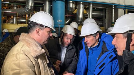 The director of the International Atomic Energy Agency, Rafael Grossi (in blue), visits the Zaporizhia power plant, in Ukrainian territory controlled by Russian forces, in a file photo provided by the IAEA on February 7, 2024 (INTERNATIONAL ATOMIC ENERGY AGENCY / AFP)