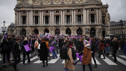 Des manifestants contre les violences faites aux femmes devant l'Opéra de Paris, samedi 24 novembre 2018. (CHRISTOPHE PETIT TESSON / EPA / AFP)