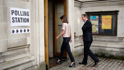 Le Premier ministre britannique, David Cameron, et son &eacute;pouse se rendent aux urnes pour les &eacute;lections locales et europ&eacute;ennes, le 22 mai 2014 &agrave; Londres (Royaume-Uni).&nbsp; (LEON NEAL / AFP)