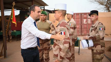 Le ministre français des Armées, Sébastien Lecornu, en visite à la base militaire de Ouallam (Niger), le 15 juillet 2022.&nbsp; (BERTRAND GUAY / AFP)