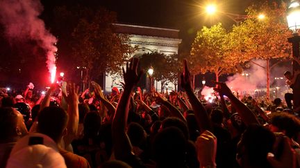 Rassemblement de supporters sur les Champs-Elysées après la victoire du PSG mardi 18 août face à Leipzig en Ligue des champions. (BERTRAND GUAY / AFP)