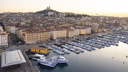 Le Vieux-Port et Notre-Dame-de-la-Garde, à Marseille, photographiés en janvier 2019. (GARDEL BERTRAND / HEMIS.FR / AFP)