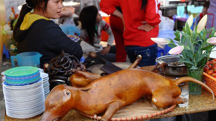 Vente de viande de chien lors d'un festival traditionnel &agrave; Hano&iuml; (Vietnam), le 4 d&eacute;cembre 2011. (HOANG DINH NAM / AFP)