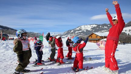 Un moniteur de ski, saisonnier dans la station de Praz-sur-Arly (Haute-Savoie). (MAXPPP)