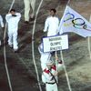 Les athlètes du Timor Oriental&nbsp;sous la bannière olympique, aux JO de Sydney, le 15 septembre 2000. (JOEL SAGET / AFP)