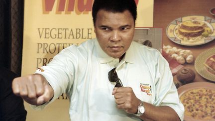 Mohamed Ali pose lors d'une conférence de presse, le 21 octobre 1996, à Jakarta (Indonésie). (JOHN MACDOUGALL / AFP)