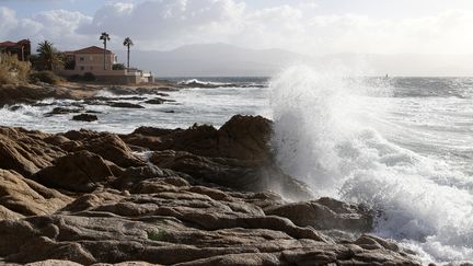 Des vagues hautes à Ajaccio (Corse-du-Sud) lors d'une tempête le 17 janvier 2018. (PASCAL POCHARD-CASABIANCA / AFP)