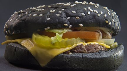 Un Whopper noir de la cha&icirc;ne de fast-food Burger King. (PAUL J. RICHARDS / AFP)