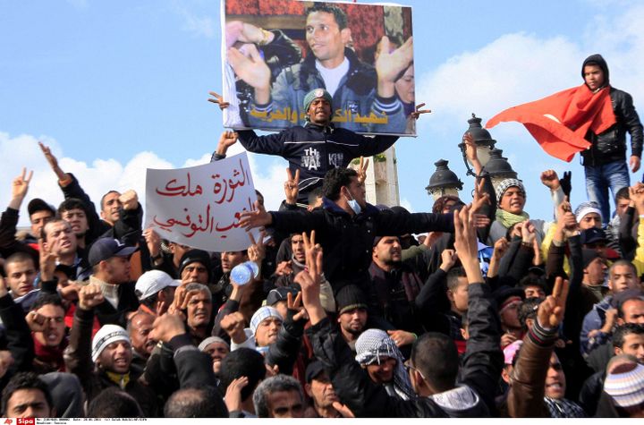 Des manifestants portent l'affiche de Mohamed Bouazizi, à Tunis, le 28 janvier 2011. (SALAH HABIBI/AP/SIPA / AP)