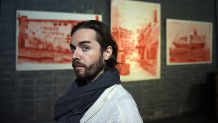 L'artiste français Alexandre Ouairy lors d'une exposition à la&nbsp;Red Gate Gallery, à Pékin (Chine), le 4 novembre 2015. (GREG BAKER / AFP)