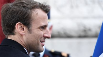 Le nouveau président de la République Emmanuel Macron lors des commémorations du 8-mai, au pied de l'Arc de Triomphe, le 8 mai 2017. (STEPHANE DE SAKUTIN / AFP)