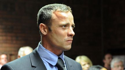 Oscar Pistorius lors de sa comparution devant le tribunal de Pretoria (Afrique du Sud), le 19 f&eacute;vrier 2013. (STEPHANE DE SAKUTIN / AFP)