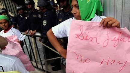 Honduras, Tegucigalpa: les femmes paysannes manifestent devant le congrès du Honduras au cours de la célébration de la Journée internationale de la femme, à Tegucigalpa, le 8 Mars 2012. AFP PHOTO / STR (AFP PHOTO / STR)