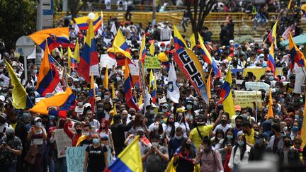 Des manifestants contre la politique du gouvernement dans les rues de Bogota, la capitale de la Colombie, le 5 mai 2021. (JUAN BARRETO / AFP)