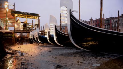 Des gondoles dans un canal sec, à Venise (Italie), le 31 janvier 2018. (MARCO SABADIN / AFP)