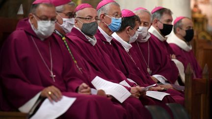 Les évêques de la Conférence des évêques de France assistent à une messe au sanctuaire Notre-Dame, à Lourdes (Hautes-Pyrénées), le 2 novembre 2021. (VALENTINE CHAPUIS / AFP)