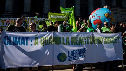 Des manifestants pour "l'affaire du siècle", une action en justice contre l'Etat, le 16 mars 2019 à Lyon. (NICOLAS LIPONNE / NURPHOTO / AFP)