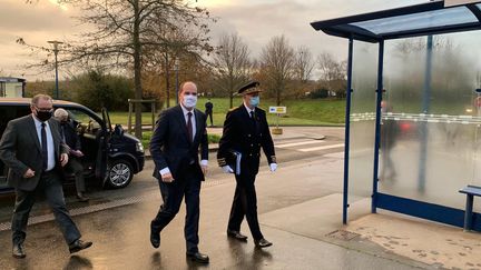 Le Premier Ministre arrive sur le site de la Cavale Blanche, à Brest, le 20 novembre 2020, accompagné&nbsp;du président de l'Assemblée nationale Richard Ferrand. (NICOLAS OLIVIER / FRANCE-BLEU BREIZH IZEL)