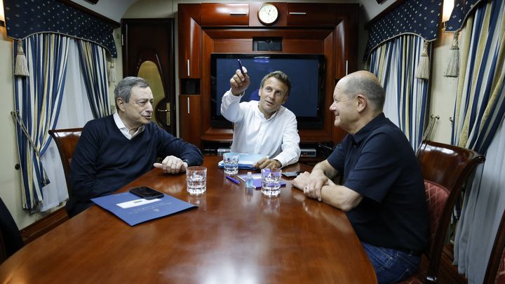 Le président du Conseil italien Mario Draghi, le président français Emmanuel Macron et le chancelier allemand Olaf Scholz dans le train qui les mène à Kiev, le 16 juin 2022. (LUDOVIC MARIN / AFP)