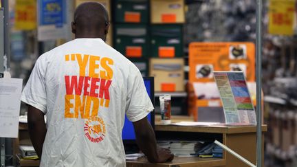 Un salari&eacute; du magasin Castorama de Cr&eacute;teil (Val-de-Marne) travaille en portant un tee-shirt dont l'inscription pr&ocirc;ne l'ouverture des enseignes de bricolage le dimanche, le 6 octobre 2013. (KENZO TRIBOUILLARD / AFP)