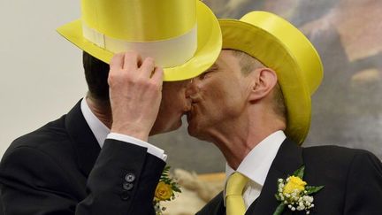 Angelo Albanesi et Giorgio de Simoni s'embrassent après avoir enregistré leur union civile à la mairie de Rome, le 21 mai 2015. (AFP PHOTO / TIZIANA FABI)