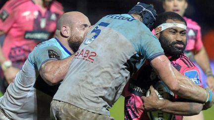 Sakaria Taulafo (Stade Français) bute sur la défense bayonnaise (GAIZKA IROZ / AFP)